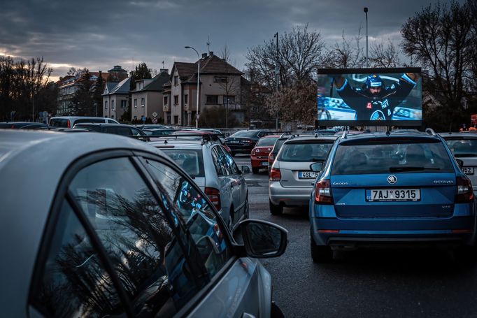 Fanoušci sice nemohou na stadion, ale aspoň do autokina.