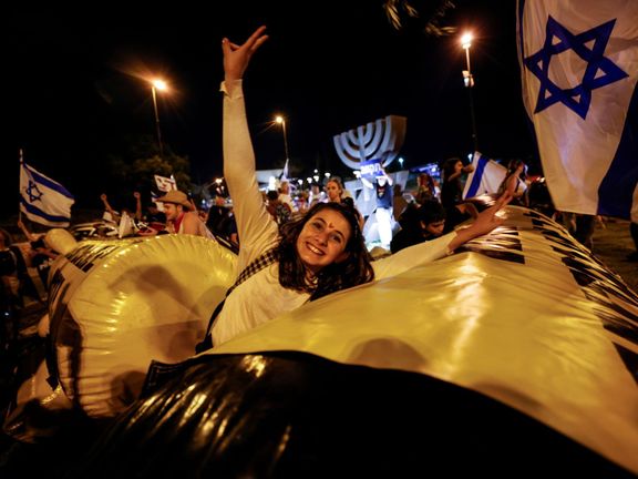 Izraelci oslavují novou koaliční vládu.