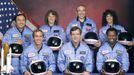 Archivní snímek ukazuje posádku Challengeru, mise STS-51L. Zleva doprava: specialistka Ellison S. Onizuka, pilot Mike Smith, učitelka ve vesmíru Christa McAuliffeová, velitel Dick Scobee, vojenský specialista Greg Jarvis, a specialisté Ron McNair a Judy Resniková.