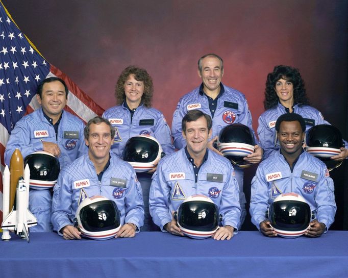 Archivní snímek ukazuje posádku Challengeru, mise STS-51L. Zleva doprava: specialistka Ellison S. Onizuka, pilot Mike Smith, učitelka ve vesmíru Christa McAuliffeová, velitel Dick Scobee, vojenský specialista Greg Jarvis, a specialisté Ron McNair a Judy Resniková.