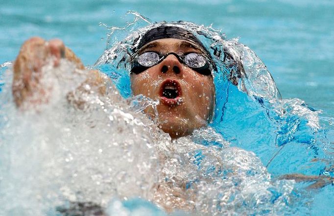 Michael Phelps při polohové štafetě na 200m.