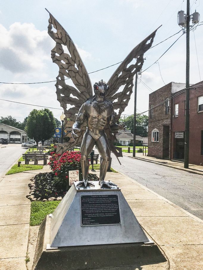 Socha zobrazující mysteriózní bytost The Mothman v americkém městě Point Pleasant v Západní Virginii.