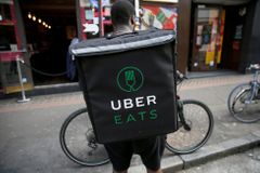 Uber v Praze spustí rozvoz jídla. Nový konkurent společnosti DámeJídlo by mohl začít už v létě