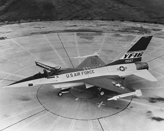 Oficiální premiéra prototypu letounu F-16 YF-16 Falcon. 1. 2. 1974