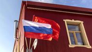 Barentsburg, druhá největší osada na Špicberkách s vyvěšenými sovětskými a ruskými vlajkami. Po ruské invazi na Ukrajinu v roce 2022 většina Ukrajinců odešla a populace poklesla na méně než polovinu. Od února 2022 byla zrušena možnost turistické návštěvy Barentsburgu.