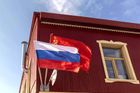 Barentsburg, druhá největší osada na Špicberkách s vyvěšenými sovětskými a ruskými vlajkami. Po ruské invazi na Ukrajinu v roce 2022 většina Ukrajinců odešla a populace poklesla na méně než polovinu. Od února 2022 byla zrušena možnost turistické návštěvy Barentsburgu.