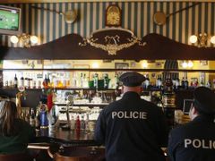Policejní kontrola prohibice v jednom z barů v centru Prahy