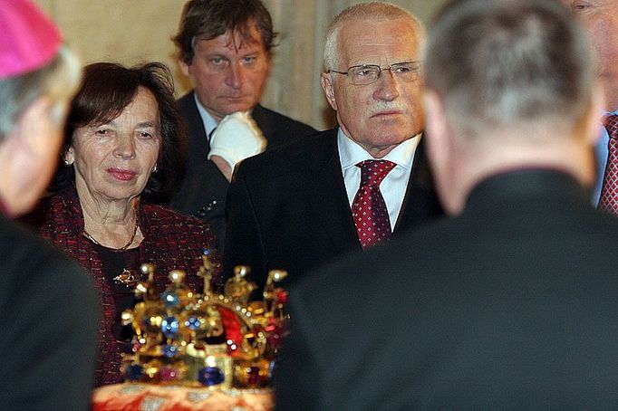 Václav Klaus s chotí poslouchají odborný výklad o historii korunovačních klenotů