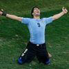 Uruguayec Luis Suárez slaví svůj gól v síti Anglie na MS 2014
