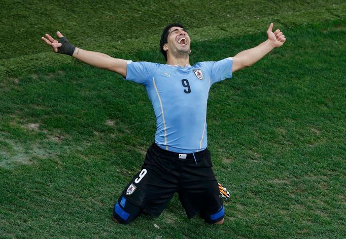 Uruguayec Luis Suárez slaví svůj gól v síti Anglie na MS 2014