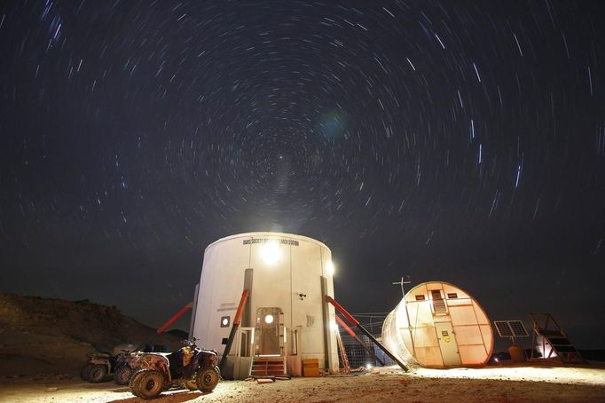 A view of the night sky above the Mars Desert Research Station (MDRS) is seen outside Hanksville in the Utah desert March 2, 2013. The MDRS aims to investigate the possibility of a human exploration of Mars and takes advantage of the Utah desert's Mars-like terrain to simulate working conditions on the red planet. Scientists, students and enthusiasts work together to develop field tactics and study the terrain while wearing simulated spacesuits and carrying air supply packs. They live together in a small communication base with limited space and supplies. Picture taken March 2, 2013. REUTERS/Jim Urquhart (UNITED STATES - Tags: SCIENCE TECHNOLOGY SOCIETY ENVIRONMENT TPX IMAGES OF THE DAY) ATTENTION EDITORS: PICTURE 1 OF 31 FOR PACKAGE 'MARS IN THE DESERT' SEARCH 'JIM MARS' FOR ALL IMAGES Published: Bře. 11, 2013, 2:01 odp.