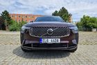 Volvo loni na podzim uvedlo na český trh omlazenou verzi svého vlajkového modelu XC90. Ten se dočkal upraveného designu exteriéru i interiéru.