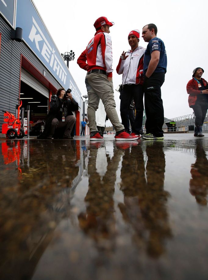 MotoGP Japonsko 2013: Andrea Dovizioso (vlevo) a Yonny Hernandez (uprostřed)