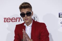 Policie prohledává dům Justina Biebera, našla kokain