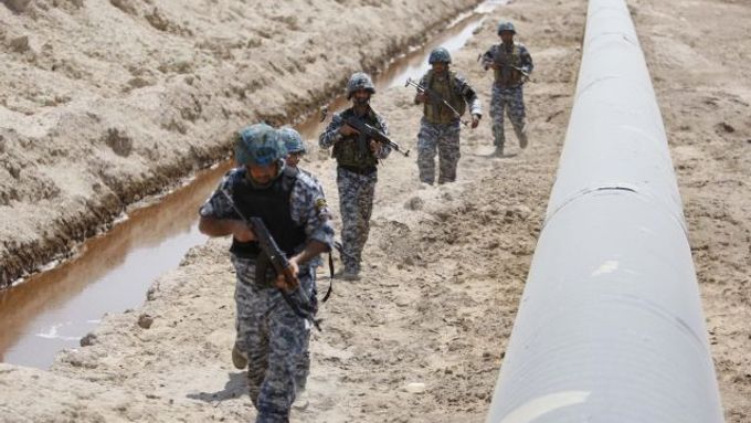 Iráčtí vojácí hlídkují o ropovodu.