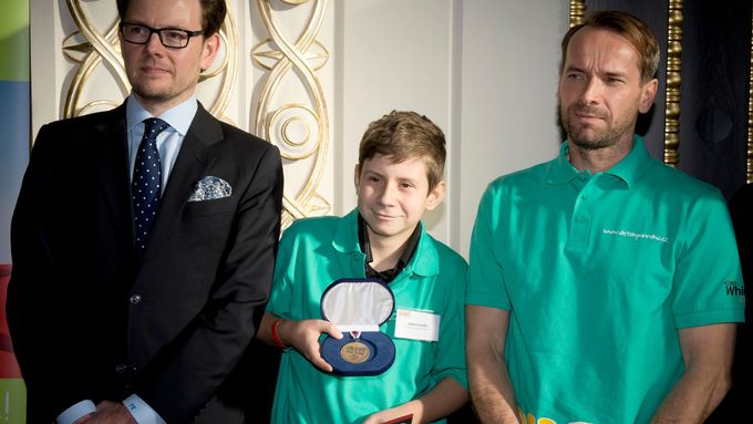 Adam Zezulka (uprostřed) převzal 3. prosince v Praze ocenění v kategorii Záchrana lidského života při udílení cen projektu Dětský čin roku.