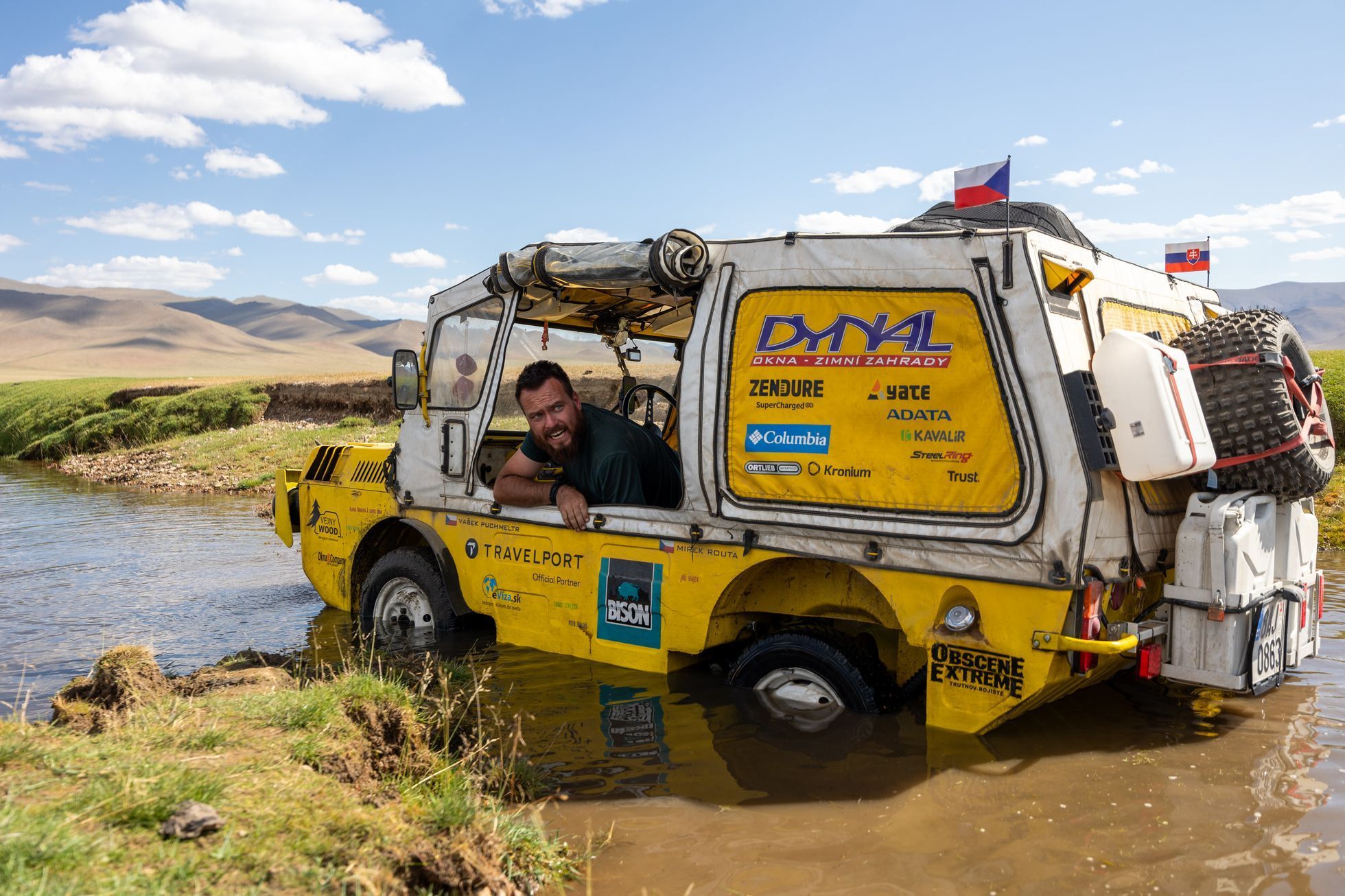 Žlutá žába pluje