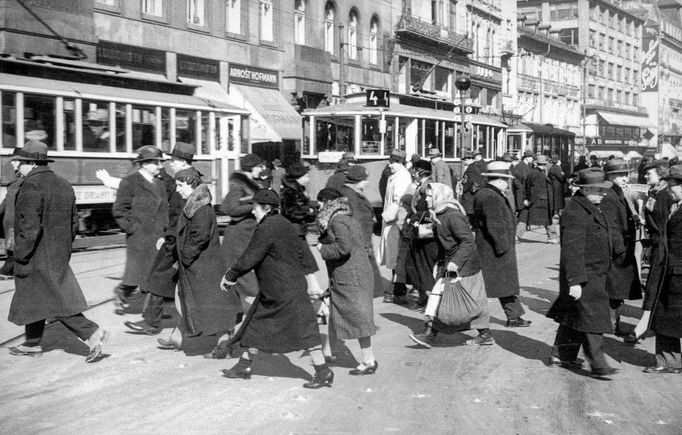 Historická fotografie zachycující provoz tramvajové linky na Václavském náměstí, která zde byla v provozu mezi lety 1884-1980.