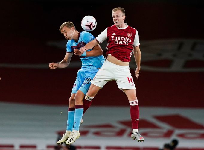 Tomáš Souček a Rob Holding v zápase Arsenal - West Ham United