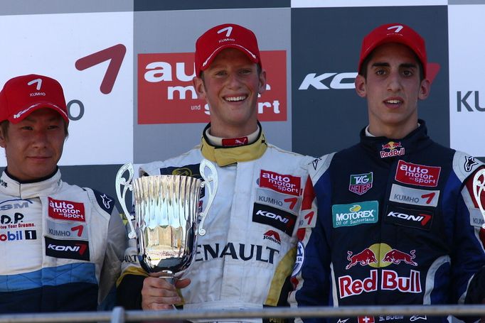 Také v roce 2007 se na jednom stupni vítězů setkalo trio budoucí pilotů F1. Tentokrát to byli (zleva) Kamui Kobajaši, Romain Grosjean a Sébastien Buemi.