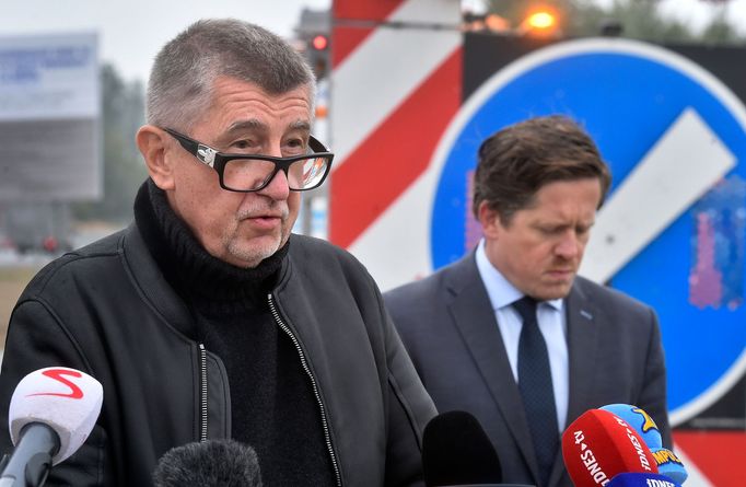 Premiér Andrej Babiš (ANO) a šéf ŘSD Radel Mátl otevírají poslední zmodernizovaný úsek D1.