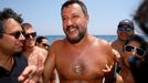 Předseda italské strany Liga Matteo Salvini oslovuje voliče na pláži