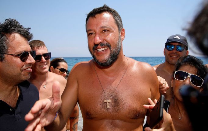 Předseda italské strany Liga Matteo Salvini oslovuje voliče na pláži