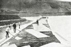 Těžba ledu během zimního období v povodí Vltavy na periferii tehdejší Prahy. Asi rok 1913.