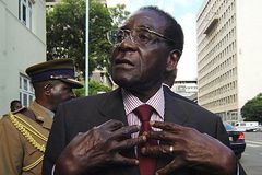 Věřit lze jedině mrtvým bělochům, hlásal Mugabe. Z hrdiny Zimbabwe se stal diktátorem