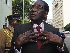 Zimbabwský prezident Robert Mugabe hovoří v Harare s novináři krátce před odletem do Lisabonu na summit EU-Afrika.