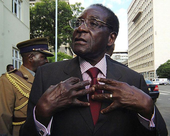 Zimbabwský prezident Robert Mugabe hovoří v Harare s novináři krátce před odletem do Lisabonu na summit EU-Afrika.