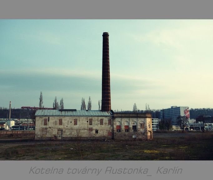 Nejstarší pražská strojírna Rustonka byla založena bratry Thomasovými v roce 1832. O dvě desítky let později ji koupil Joseph John Ruston. Karlínská továrna produkovala kovové polotovary. Podílela se na stavbě nýtovaných kovových mostů, hal a střech. Jejími vlajkovými loděmi byly kotle, parní stroje a dokonce i opravdové lodě. V Rustonce byl vyroben parník Praha, který zahájil na Vltavě roku 1865 provoz Pražské společnosti pro paroplavbu. Zbyla jenom kotelna s komínem. Nejstarší zachovalou částí Rustonky byla kotelna s osmibokým komínem z poloviny 19. století. Ta nakonec jako jediná přežila i bourání továrního komplexu na Rohanském nábřeží mezi Palmovkou a Invalidovnou na přelomu let 2007/2008. V roce 1902 k ní byla přistavena strojovna. Roku 1912 koupily továrnu Elektrické podniky a zřídily v ní opravnu kolejových vozidel a kolejí. Kvůli tomu dostavěly truhlárnu, lakovnu a novou halu. O pět let později přibyla kovárna. Celá Rustonka pracovala ve službách městského přepravce až do roku 1994, kdy se Dopravní podniky zbavily své dceřiné polečnosti Pražské strojírny. V roce 2005 rozhodl Magistrát o výstavbě komunikace Pobřežní, která se stala záminkou pro likvidaci Rustonky. Spíš však šlo o uvolnění prostoru pro plány developerů.