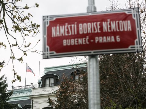 Už jich v Praze zůstává jen pět. Ruské velvyslanectví opustil zkušený diplomat