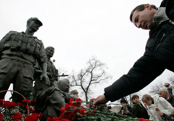 Pomník obětem afghánské války stojí i v Kyjevě. I tady si o víkendu lidé připomínali oběti tehdejší invaze.