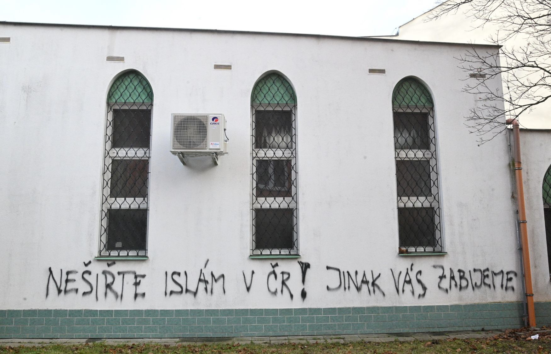 Posprejovaná mešita v Brně