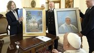 Safronov se setkal i s nedávno zemřelým papežem Františkem, kterému ještě letos v únoru předal dva své obrazy. Jeho díla tak pronikla i do Vatikánu.
