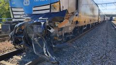 Vlaková nehoda na železničním koridoru - u Moravan (Uhersko) hned dva spoje srazily auto, které uvízlo na přejezdu (4. 9. 2025)