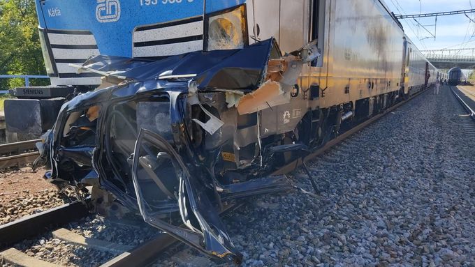 Lokomotiva Vectron v čele vlaku eurocity nabourala osobní ford ve čtvrtek 4. září. Auto uvízlo na přejezdu, hrozivě vypadající srážce nedokázal zabránit ani systém ETCS.