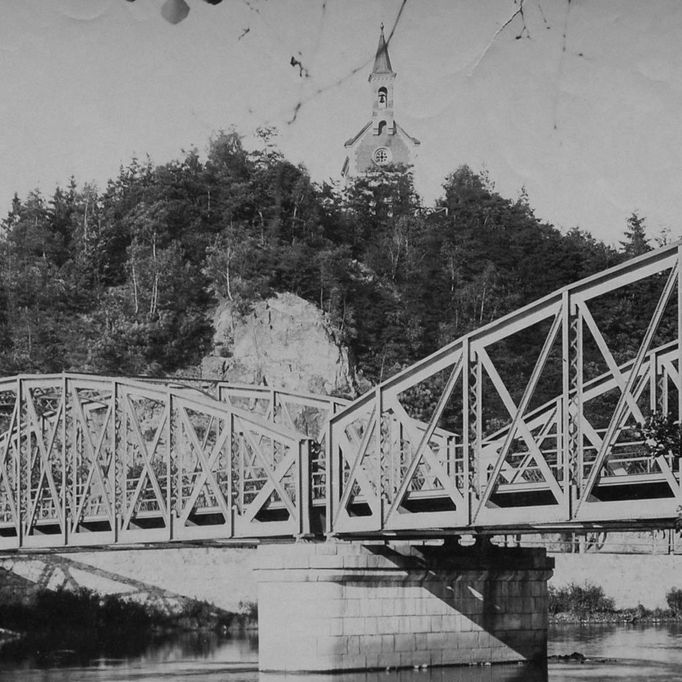 Kaple sv.Anny a železniční most  Most, přes který byla přepravována minerálka vlečkou ze stáčíren na vlakové nádraží. Heinrich von Mattoni věnoval velkou pozornost nejen architektuře, ale i technickému vybavení.  Kromě nákupu kvalitního vybavení přijížděli do Kyselky také odborníci z okolních zemí, kteří zde působili jako odborní konzultanti.