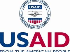 Tuny jídla dovážené do Afriky na sobě mají logo US Aid a nápis 