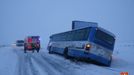 Při příjezdu na místo události ležel autobus na pravém boku opřený o hromadu sněhu.