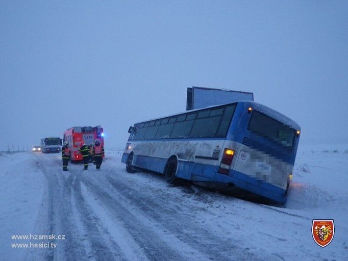 Při příjezdu na místo události ležel autobus na pravém boku opřený o hromadu sněhu.