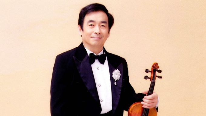 Houslista Čchen Šun-pching hrál v Shanghai Pops Orchestra, založeném roku 1986.