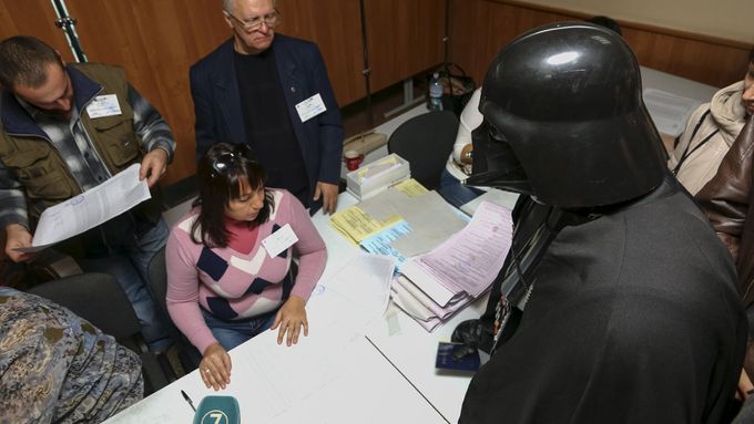 Darth Vader ve volební místnosti v Oděse.