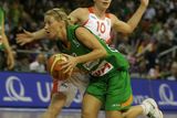 Domácí Zuzana Žirková (v zeleném) obchází Sue Birdovou ze Spartaku Moskva.