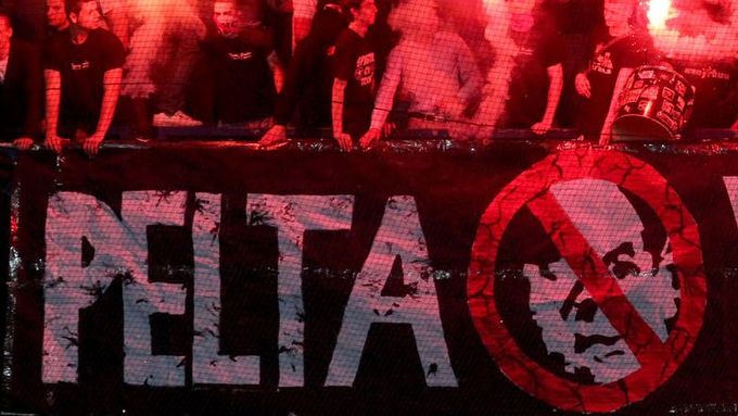 Fanoušci Sparty a Plzně mají v plánu během finále společně skandovat "Pelta ven".