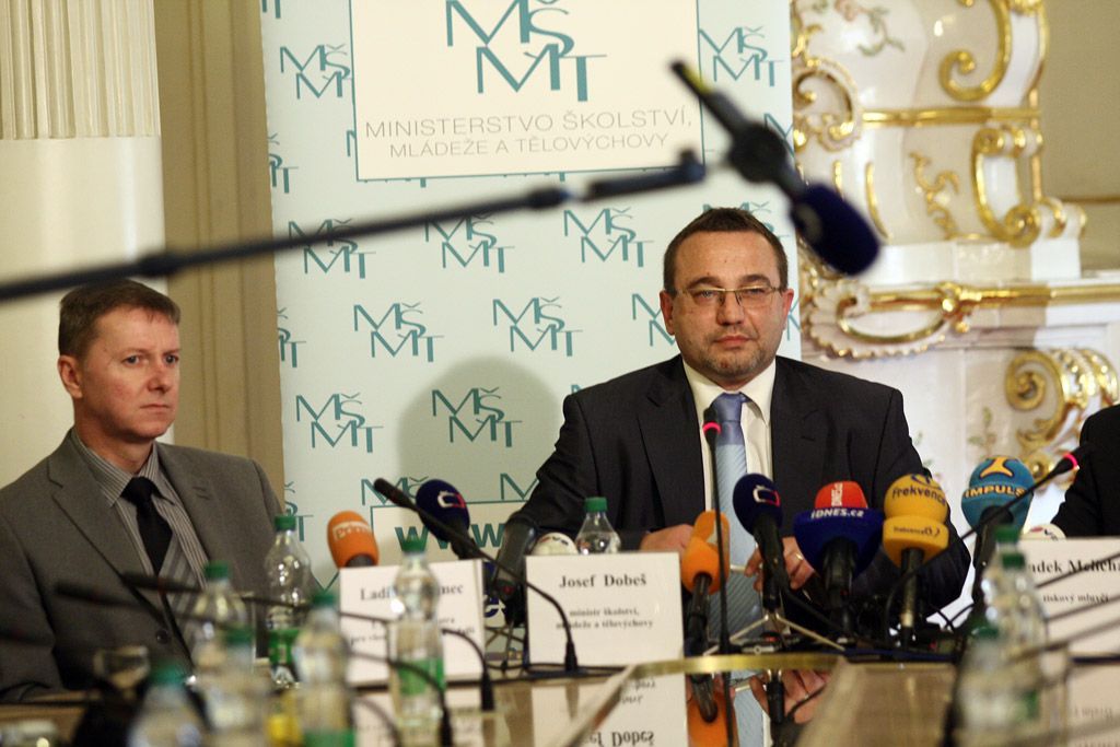 TK Josefa Dobeše k rezignaci