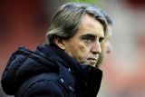 Roberto Mancini přemýšlí po porážce jeho svěřenců z Manchesteru City na hřišti Sunderlandu.