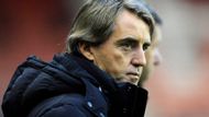 Roberto Mancini přemýšlí po porážce jeho svěřenců z Manchesteru City na hřišti Sunderlandu.