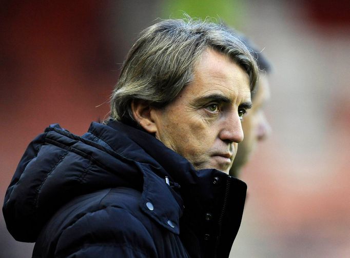 Roberto Mancini přemýšlí po porážce jeho svěřenců z Manchesteru City na hřišti Sunderlandu.